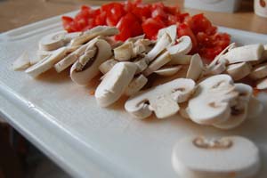 Tomaten und Pilze geschnitten